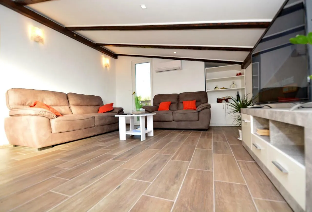 Holiday Home Pavlovi Dvori Smilcic クロアチア