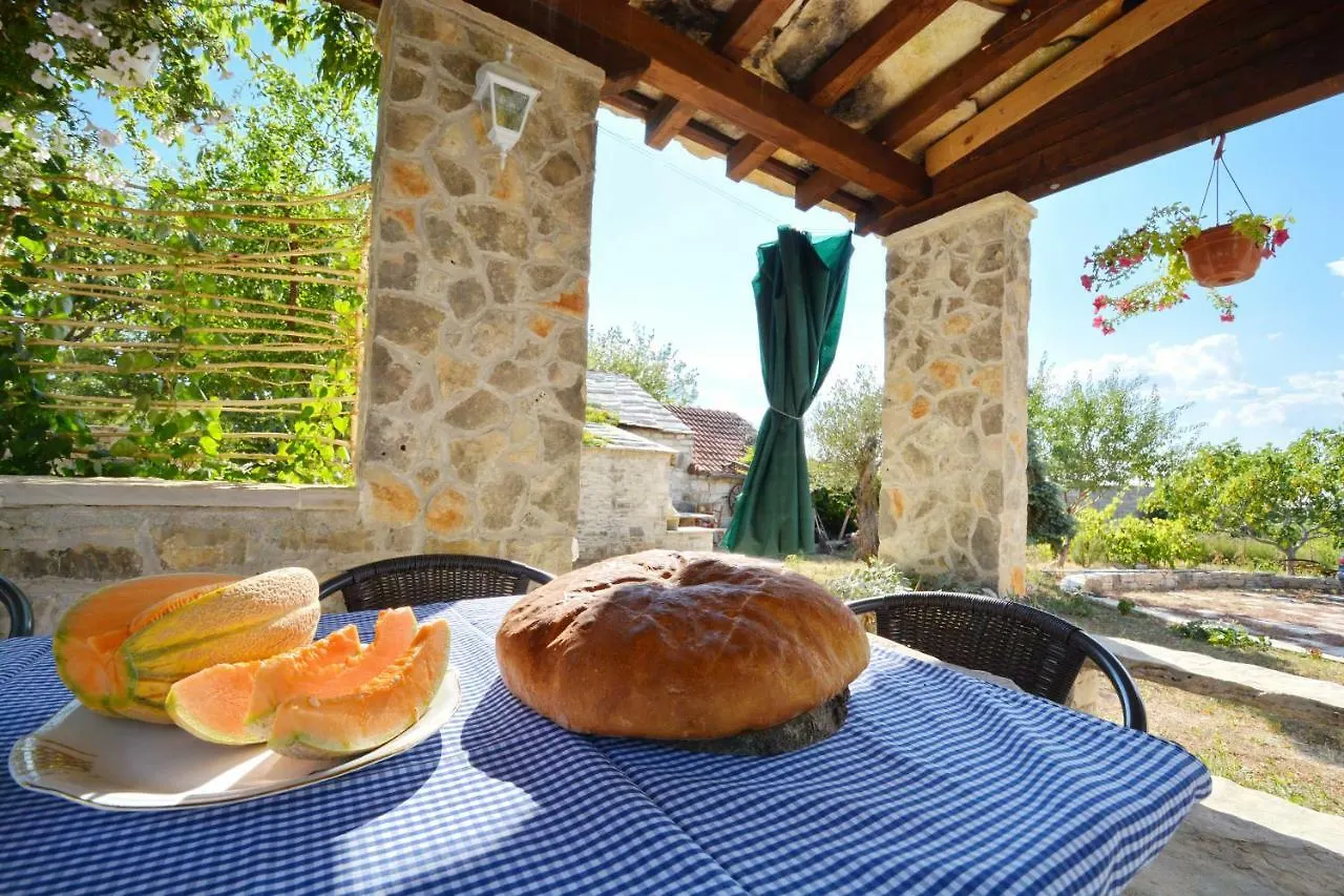 Holiday Home Pavlovi Dvori Smilcic クロアチア