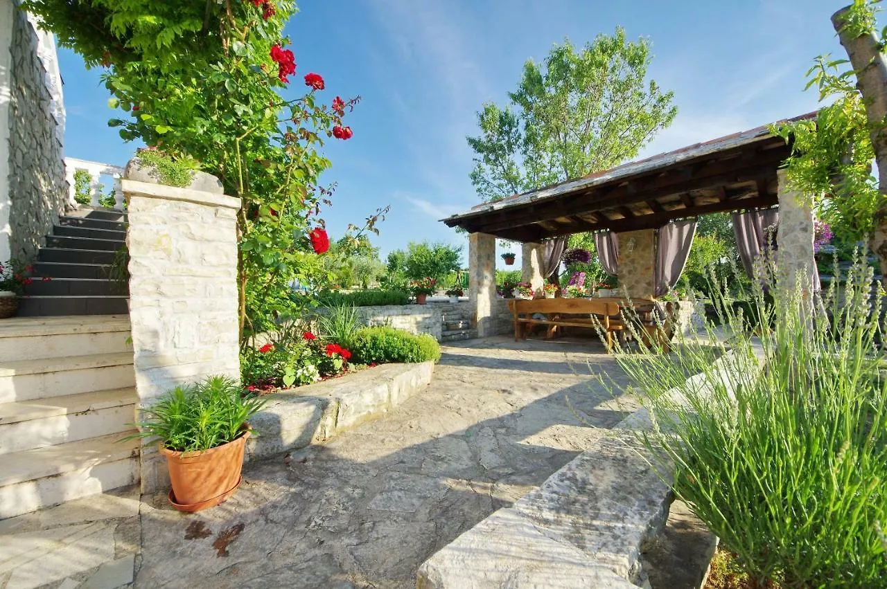 Holiday Home Pavlovi Dvori Smilcic