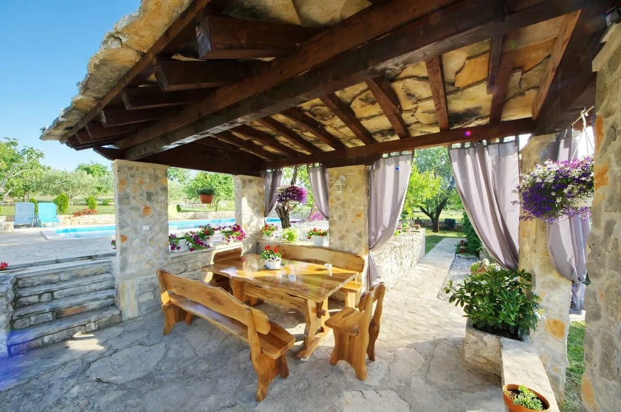 Holiday Home Pavlovi Dvori Smilcic 0*,